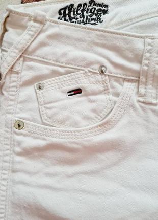 Чрезвычайно стильные, белые, джинсы tommy hilfiger, и футболка adidas.4 фото