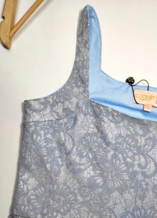 Платье футляр женского мини голубого цвета в цветочный принт с разрезом от бренда club london xs s4 фото