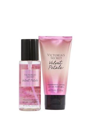 Подарочный набор косметики victoria's secret velvet petals парфюмированный спрей и лосьон для тела2 фото