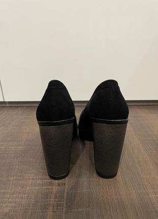 Класичні чорні туфлі на підборах5 фото