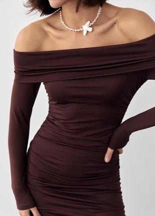 Силуэтное платье с драпировкой и открытыми плечами6 фото
