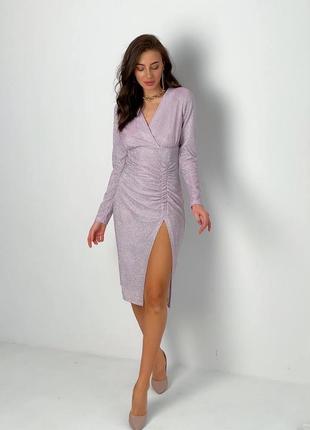 Эффектное люрексовое праздничное платье с разрезом на ноге яркое платье миди1 фото