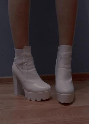 Ботинки, сапожки белые1 фото