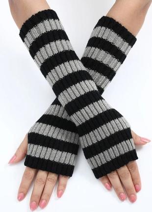 Полосатые митенки рукавички перчатки с открытыми пальцами  серо чёрные