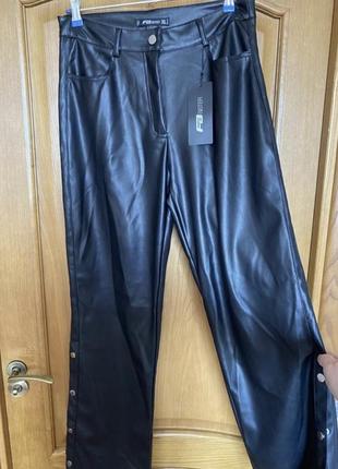 Новые прямые брюки из эко кожи по бокам заклёпки 50-52 р6 фото