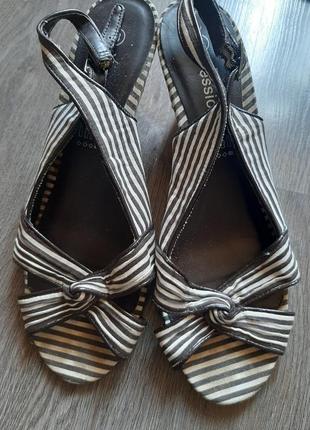 Боссоножки на танкетці.38 р