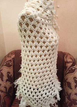 Шаль, хрустящая ручной работы, связана крючком.