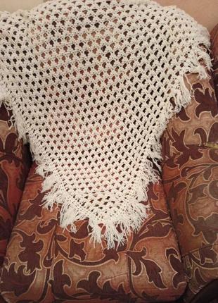 Шаль, хрустящая ручной работы, связана крючком.