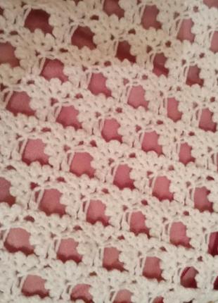 Шаль, хрустящая ручной работы, связана крючком.