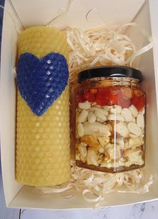 Подарунковий набір горіхи асорті з медом та свічкою з вощини3 фото