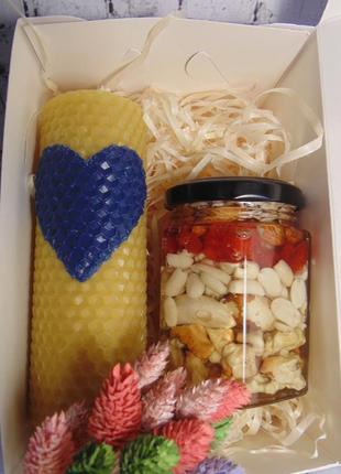 Подарунковий набір горіхи асорті з медом та свічкою з вощини1 фото