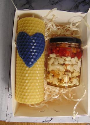 Подарунковий набір горіхи асорті з медом та свічкою з вощини2 фото