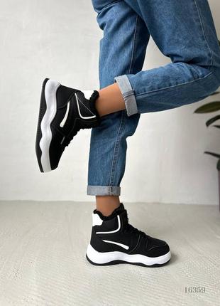 Жіночі кросівки на хутрі чорні з білим