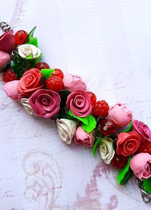 Розовый браслет с цветами и ягодами. цветочный браслет, розы, пиона, малина.1 фото