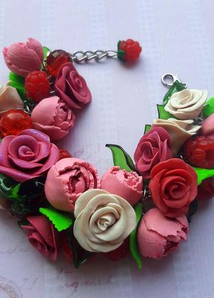 Розовый браслет с цветами и ягодами. цветочный браслет, розы, пиона, малина.10 фото
