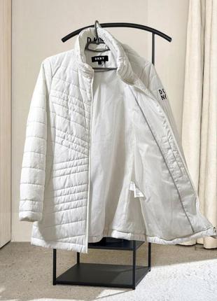 Демисезонная утепленная белая куртка dkny2 фото