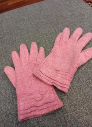 Шерстяные перчатки красивого розового цвета