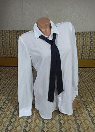 Белоснежная рубашка под пиджак со съёмным галстуком.