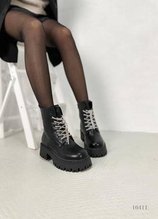 Женские зимние ботинки со стразами черные8 фото
