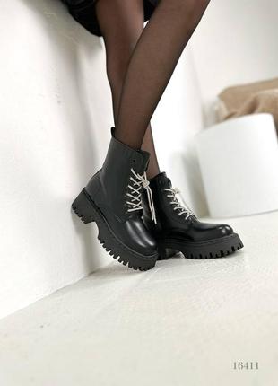 Женские зимние ботинки со стразами черные10 фото