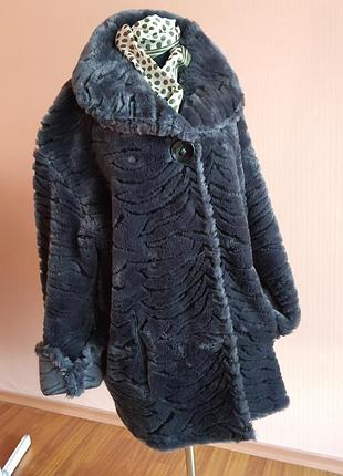 Шуба темно- серого цвета без подкладки.