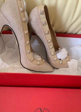 Туфлі човники valentino замшеві в бежевому кольорі з декором заклепки4 фото