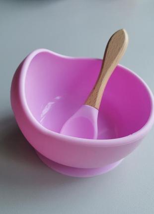 Силиконовая детская тарелка на присоске с деревянной ложкой фиолетово-розовая