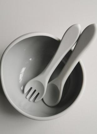 Силиконовая детская глубокая тарелка на присоске с ложкой и вилкой1 фото