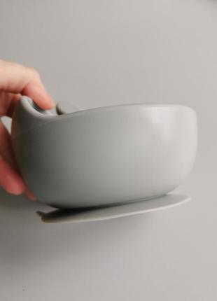 Силиконовая детская глубокая тарелка на присоске с ложкой и вилкой3 фото