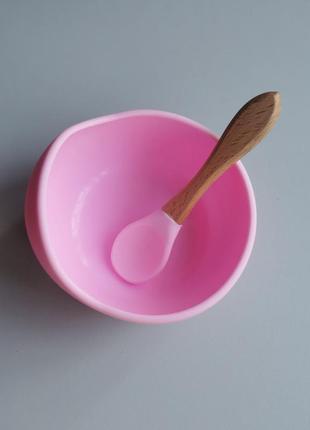 Силиконовая детская тарелка на присоске с деревянной ложкой розовая