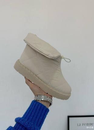 Стильные бежевые женские бежевые дутики