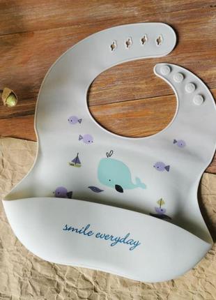 Силиконовый слюнявчик с карманом