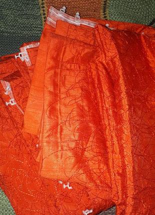 Фактурные плотные сияющие шторы цвета паприка.