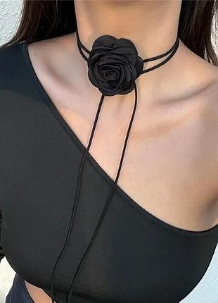 Трендовый чекер на шею на шнуровке цветок роза
