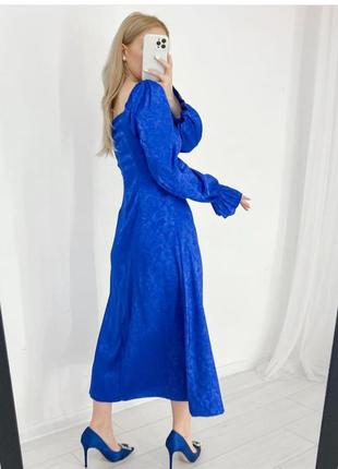 Синее сатиновое платье с узором1 фото