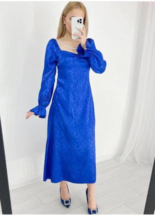 Синее сатиновое платье с узором2 фото
