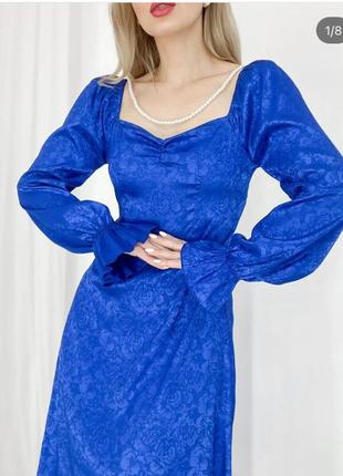 Синее сатиновое платье с узором5 фото