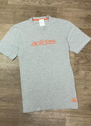 Стильная футболка adidas оригинал в идеальном состоянии без нюансов