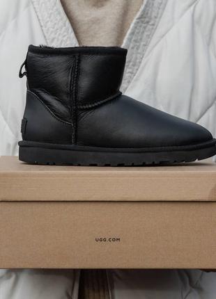 Мужские угги ugg classic mini black leather мини черного цвета