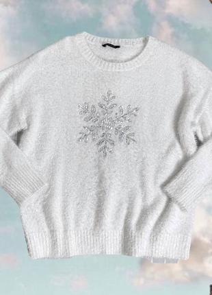 Белый мохнатый мягкий теплый свитер со снежинкой5 фото