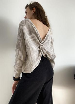 Бежевий вʼязаний светр з відкритою спинкою від hollister