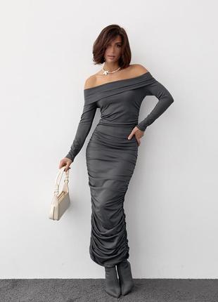 Силуетне плаття з драпіруванням і відкритими плечима — темно-сірий колір, s (є розміри)