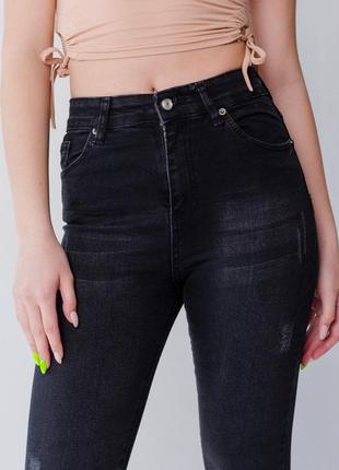 Черные джинсы скинни из плотного джинса с легкими потертостями с высокой посадкой обтягивающие графит2 фото