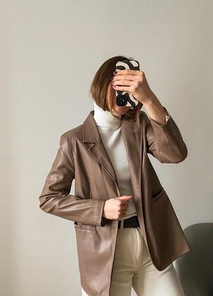 Светло - коричневый пиджак из экокожи2 фото