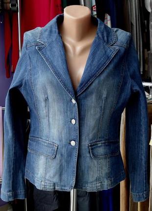 Фирменный приталенный джинсовый пиджак,л(м), небольшой нюанс.