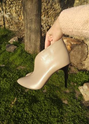 Туфли  кожаные с острым носком с вырезом на подъеме  бежевой кожи на высоком каблуке  шпилька 9см2 фото