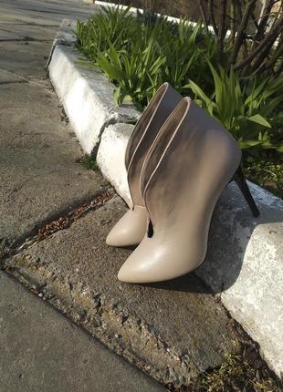 Туфли  кожаные с острым носком с вырезом на подъеме  бежевой кожи на высоком каблуке  шпилька 9см4 фото
