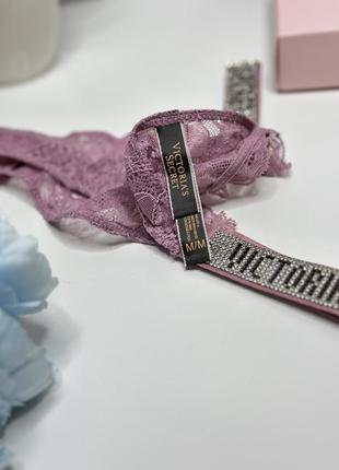 Женские трусики-стринги кружевные victoria's secret фиолетовый, стринги кружевные со стразами и камнями4 фото