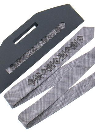 Вузька краватка з вишивкою