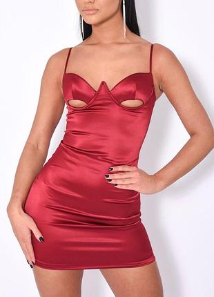 Красное атласное платье с декольте